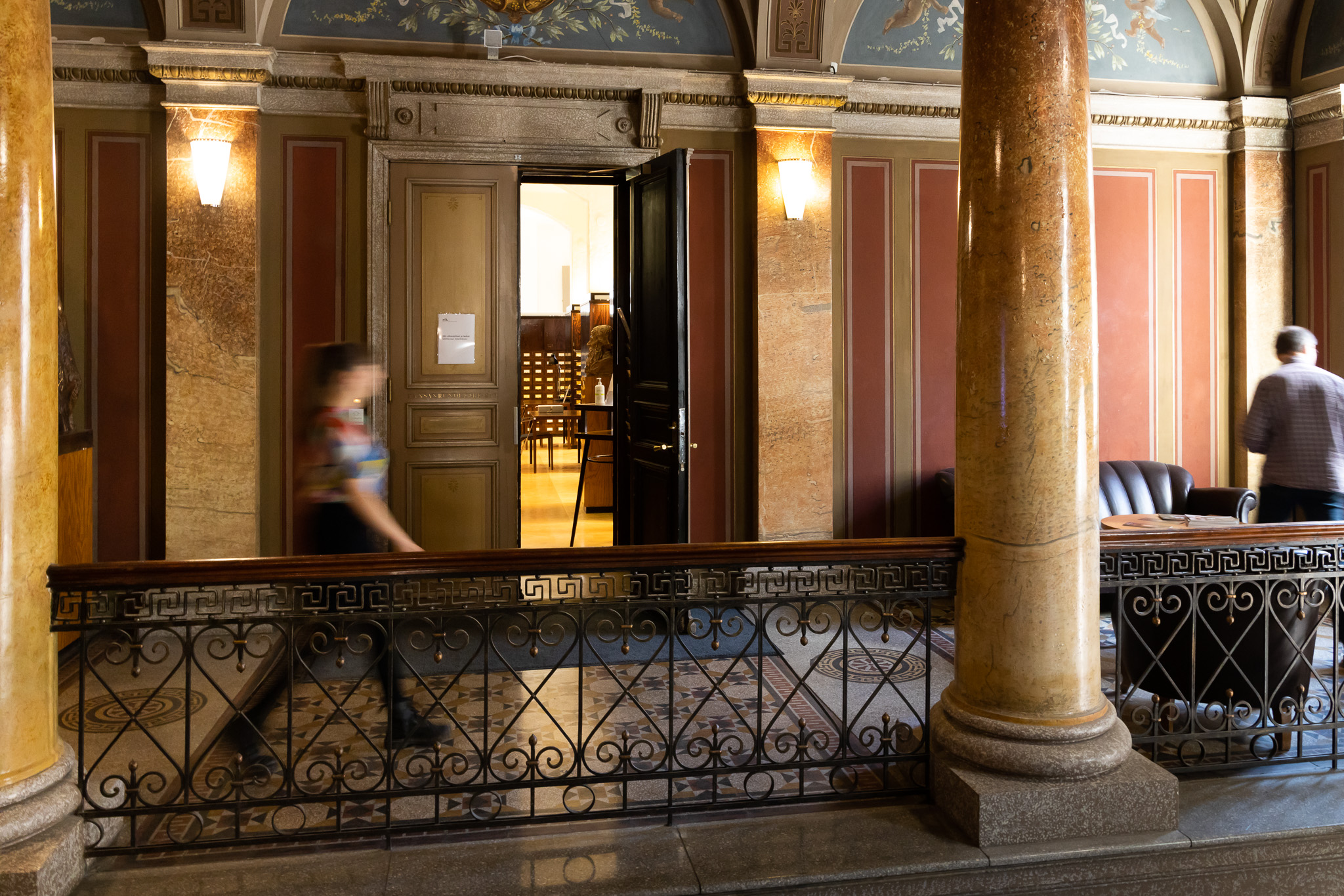 Kuva SKS:n aulasta ja avonainen arkistosalin ovi. Kuvaaja: Gary Wornell.