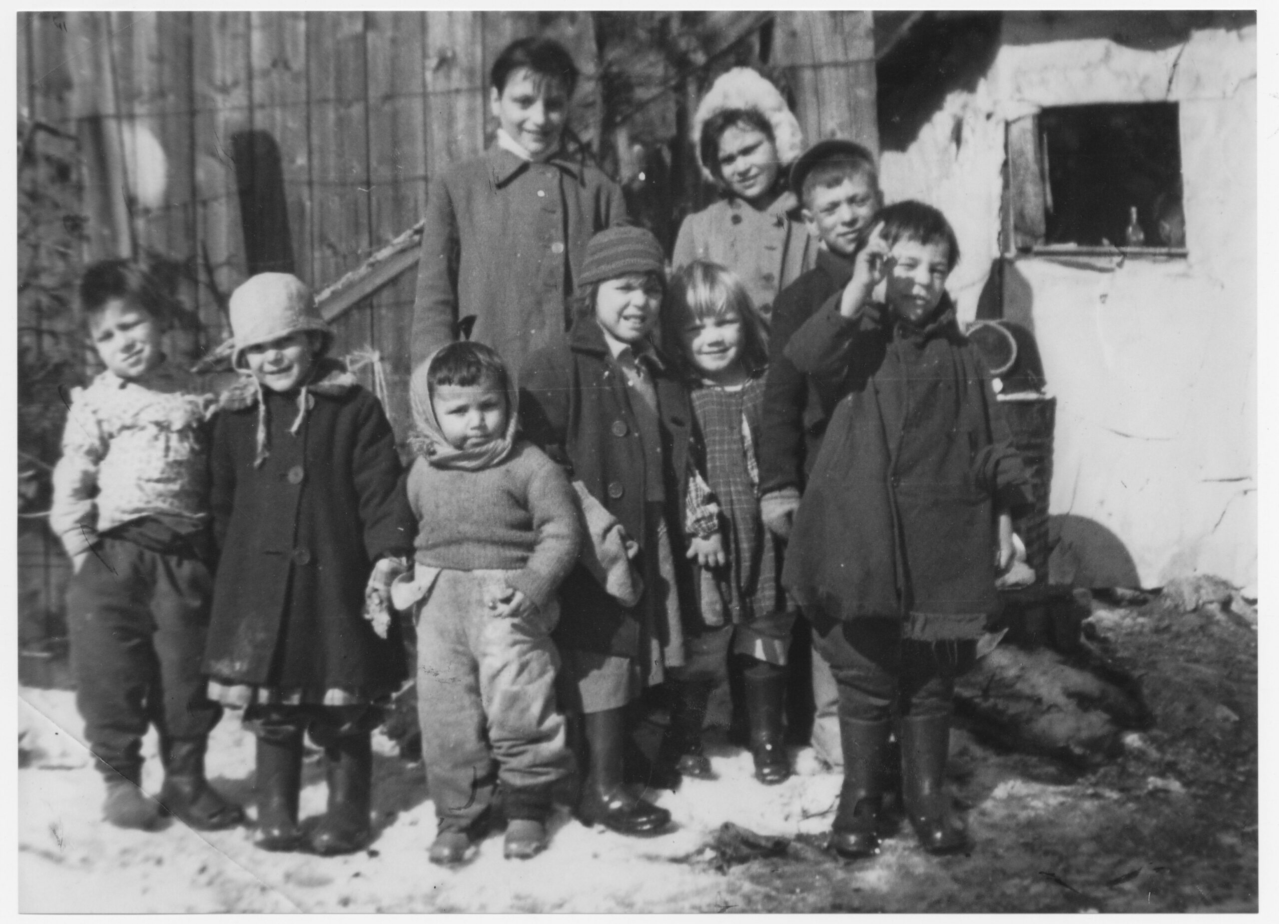 Ryhmä romanilapsia rakennuksen edustalla. Mäkkylä, Espoo 1954 tai 1955. Kuvaaja Voitto Kantokorpi.