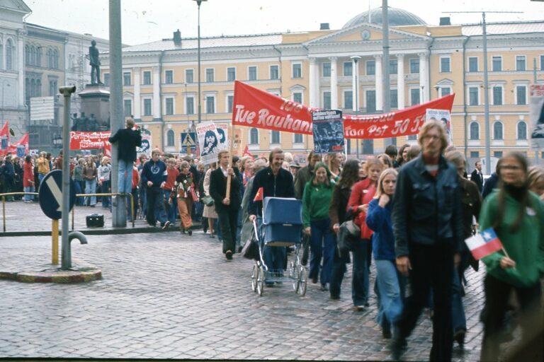 Rauhanmarssilla olevia ihmisiä.