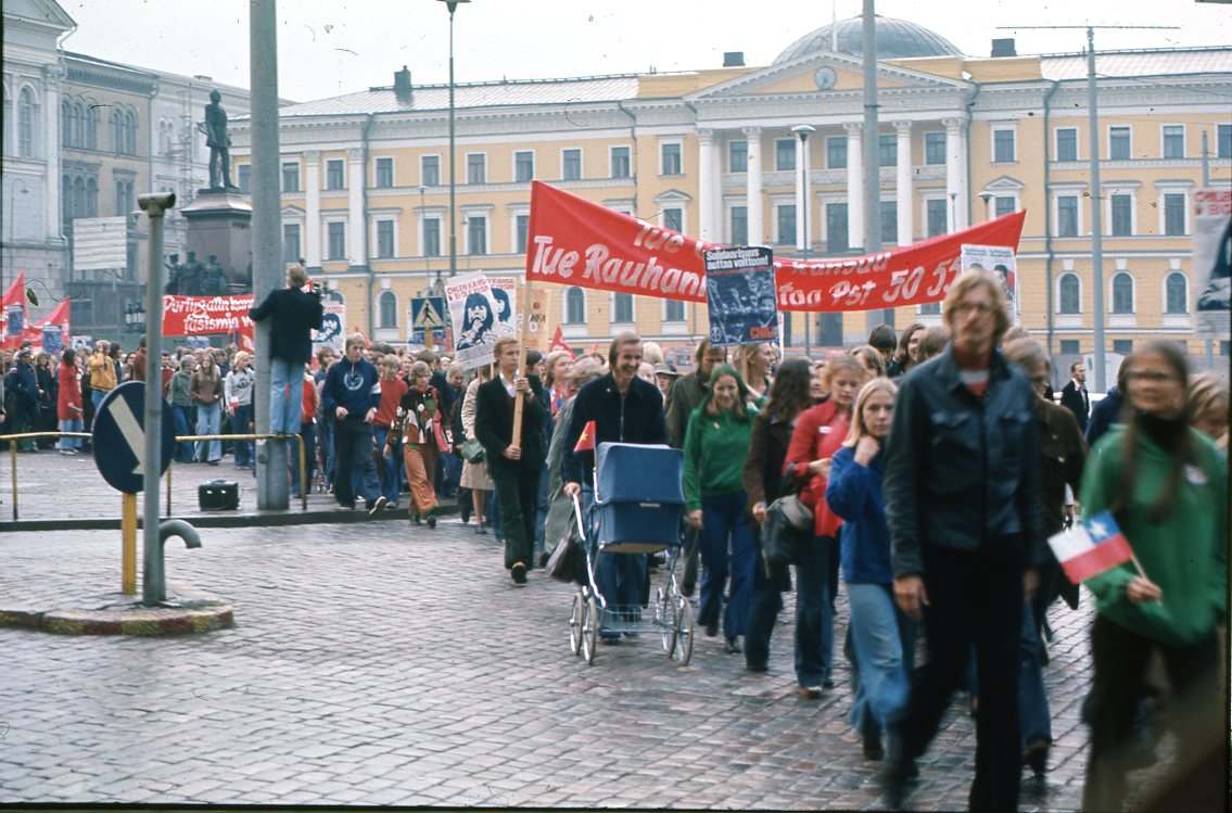 Rauhanmarssilla olevia ihmisiä.