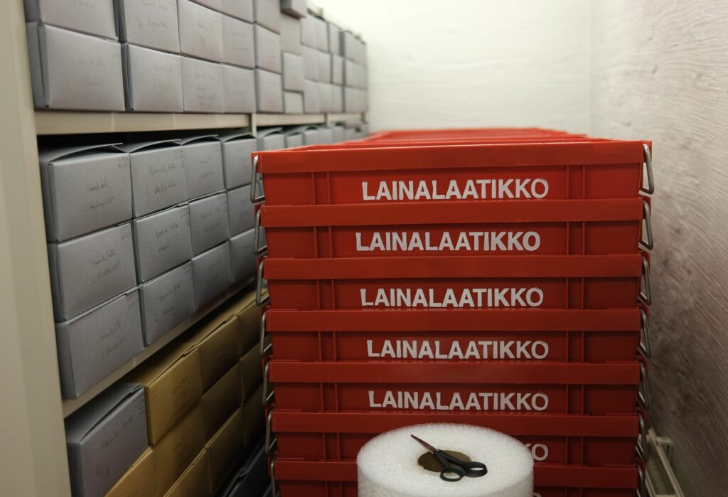 Muuttolaatikoita. Laatikoiden kyljessä teksti "Muuttolaatikko".