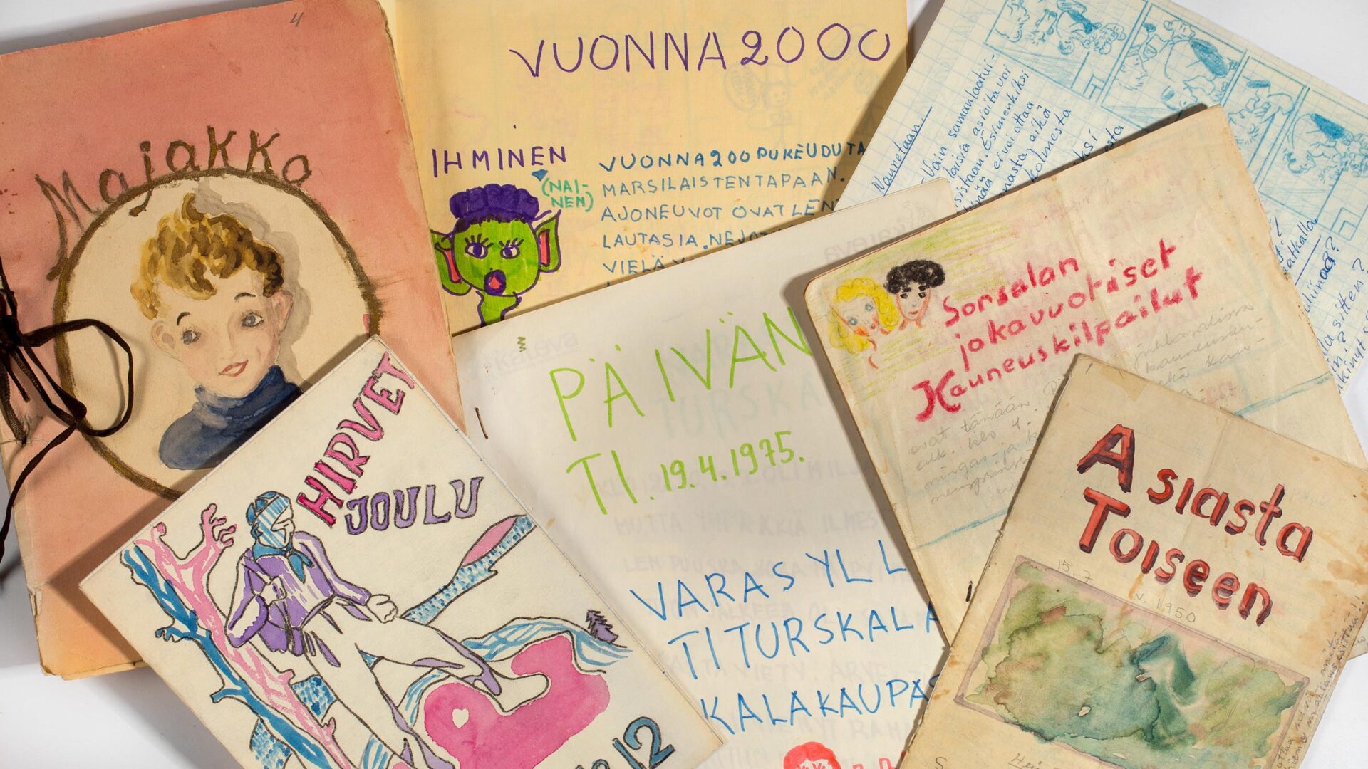 Lasten laatimia omatekoisista lehtiä.