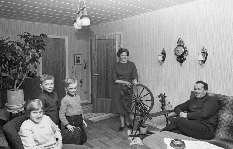 Vanhemmat ja kolme lasta olohuoneessa. 1960-luku. Jällivaara, Pohjois-Ruotsi.