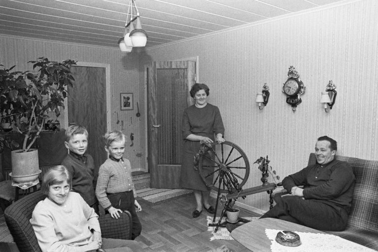Vanhemmat ja kolme lasta olohuoneessa. 1960-luku. Jällivaara, Pohjois-Ruotsi.