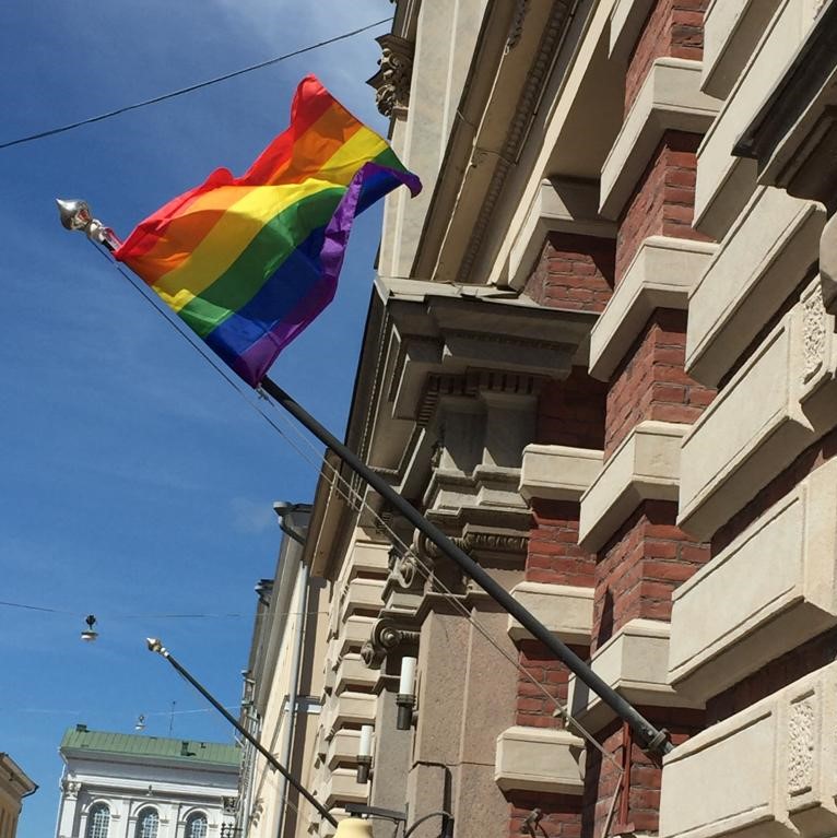 Sateenkaarilippu SKS:n rakennuksen edustalla.
